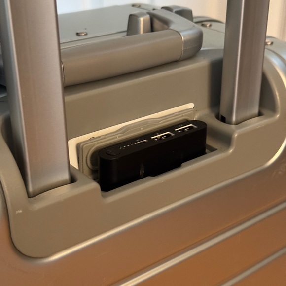 AWAY - The Carry-On: Aluminum Edition - Picture 4 of 5